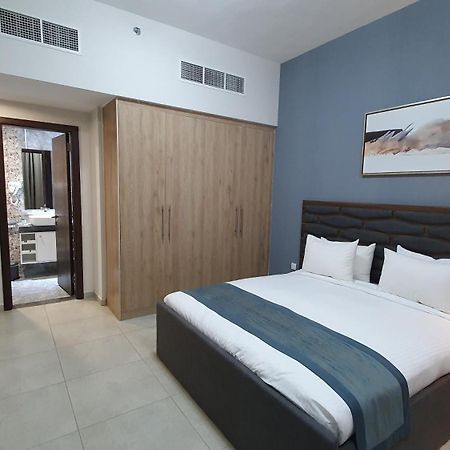 Luxe Grand Hotel Apartments 샤르자 외부 사진 A bedroom in a hotel