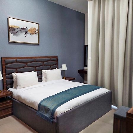 Luxe Grand Hotel Apartments 샤르자 외부 사진 A bedroom in a hotel