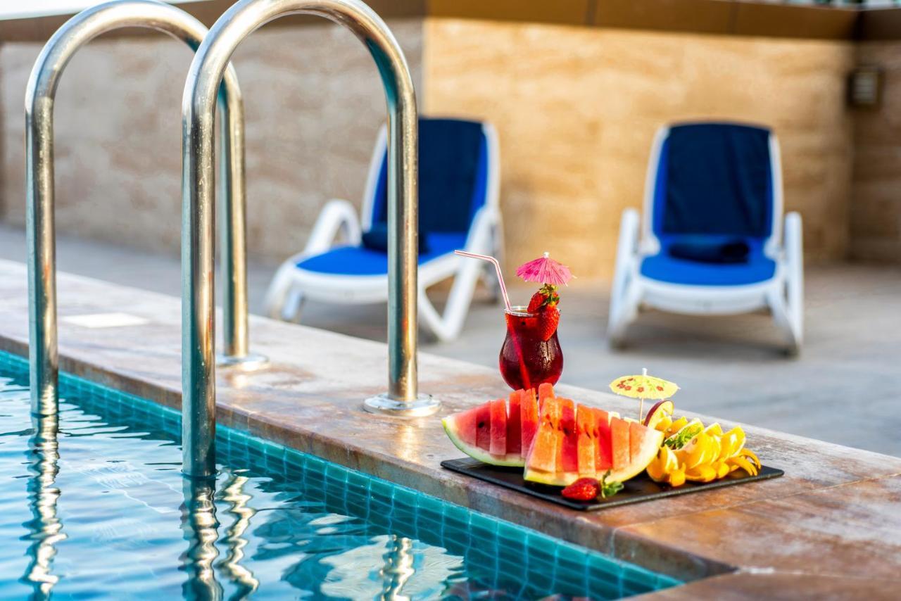 Luxe Grand Hotel Apartments 샤르자 외부 사진 Pool at the hotel