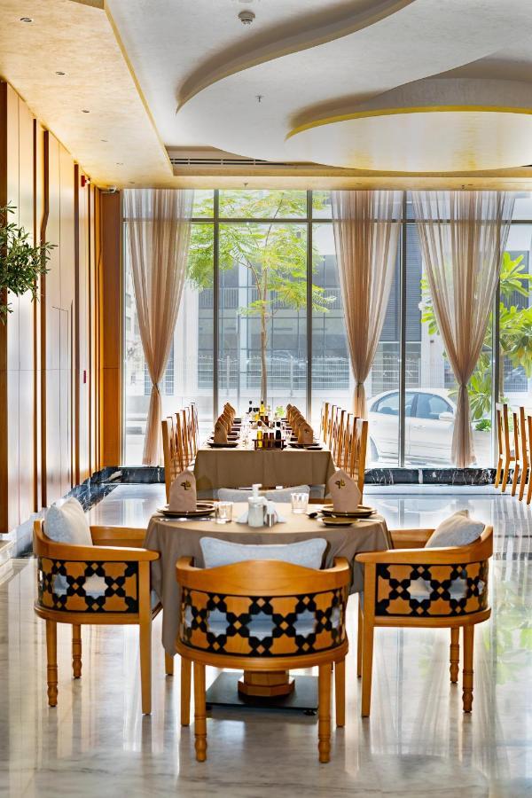 Luxe Grand Hotel Apartments 샤르자 외부 사진 The restaurant
