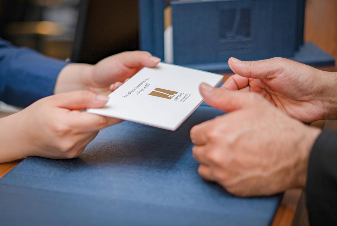 Luxe Grand Hotel Apartments 샤르자 외부 사진 A chip carrier with a microchip