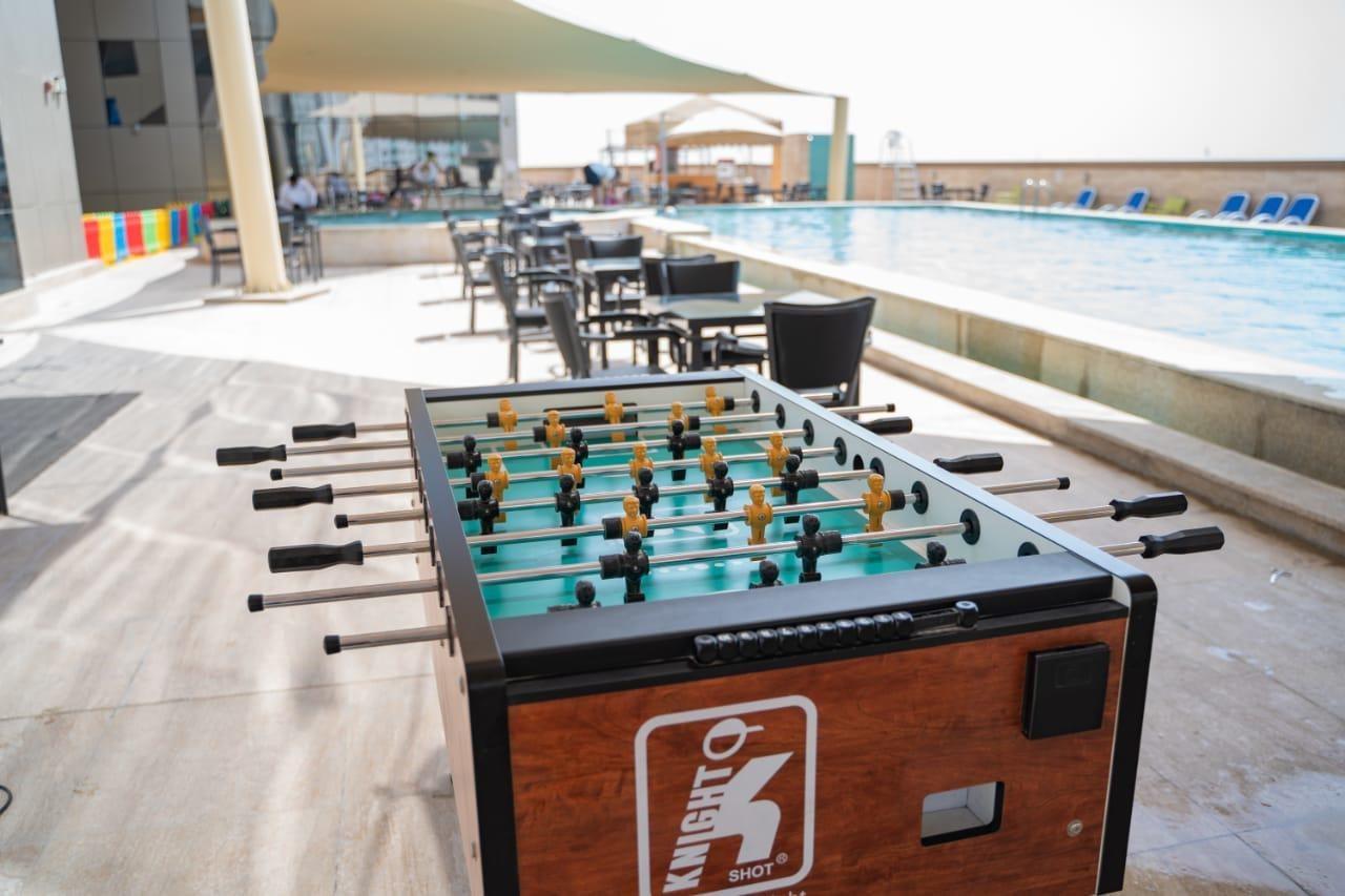 Luxe Grand Hotel Apartments 샤르자 외부 사진 A foosball table