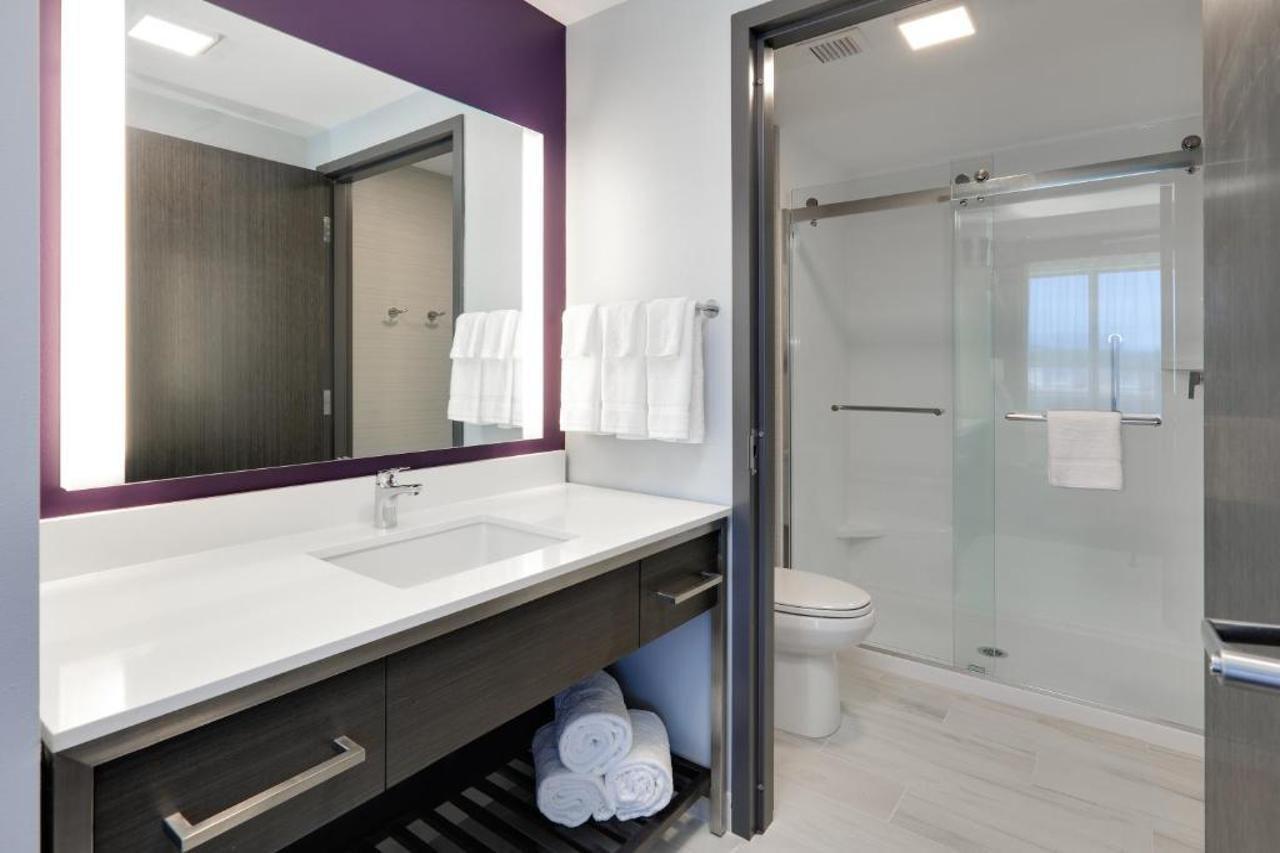 Luxe Grand Hotel Apartments 샤르자 외부 사진 A bathroom in a typical hotel room