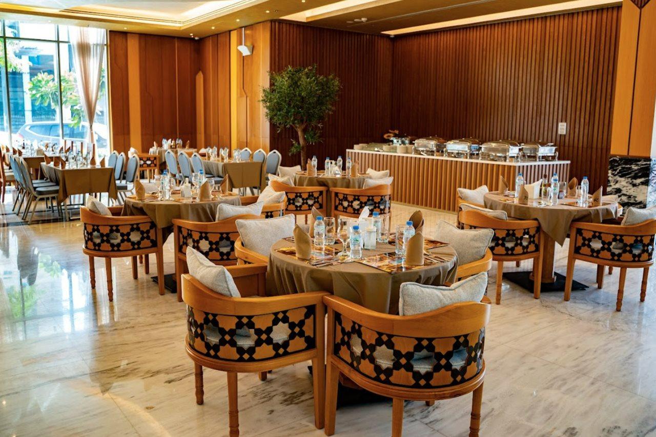 Luxe Grand Hotel Apartments 샤르자 외부 사진 The restaurant at the hotel