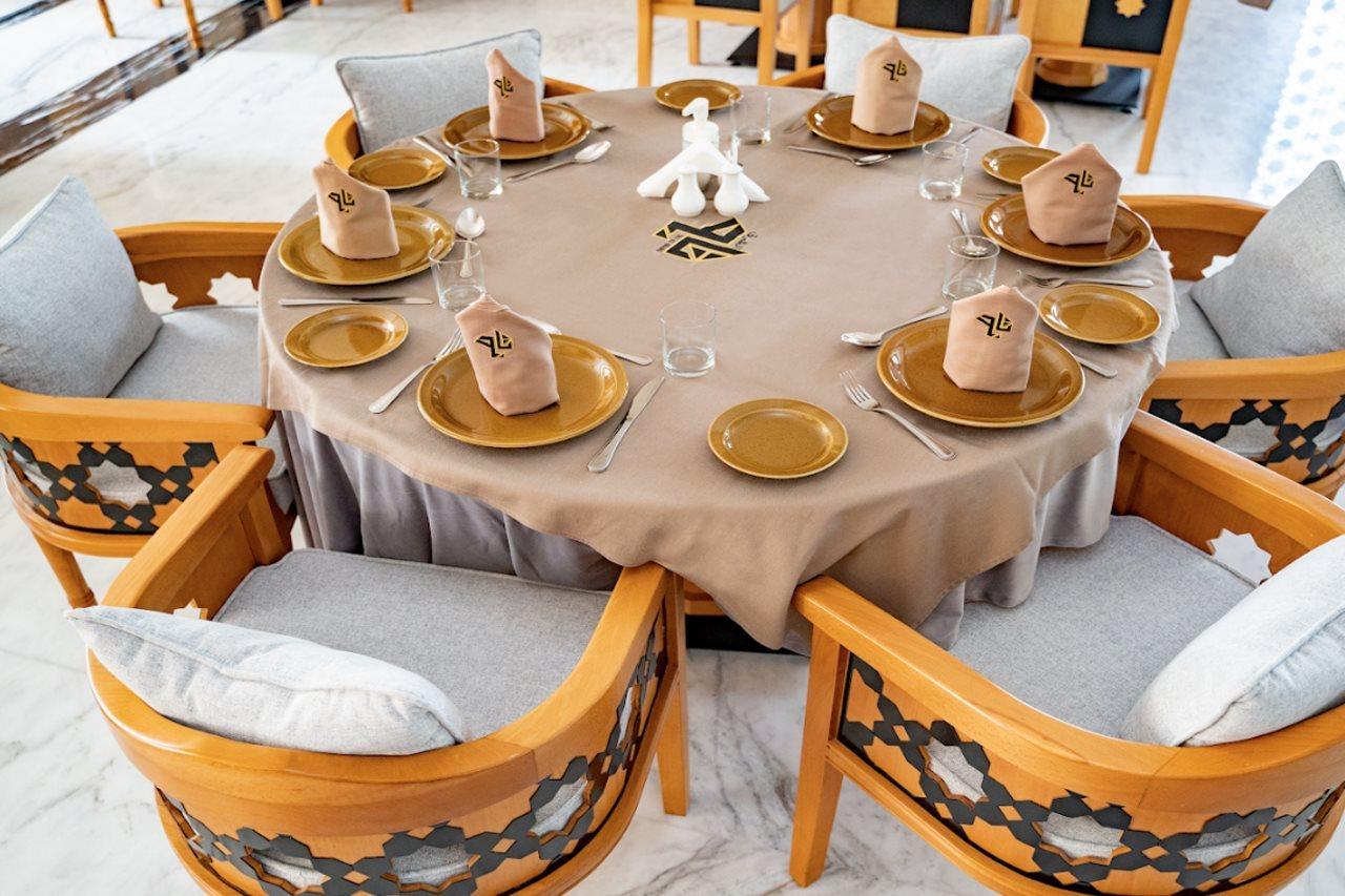 Luxe Grand Hotel Apartments 샤르자 외부 사진 A table set for a Seder