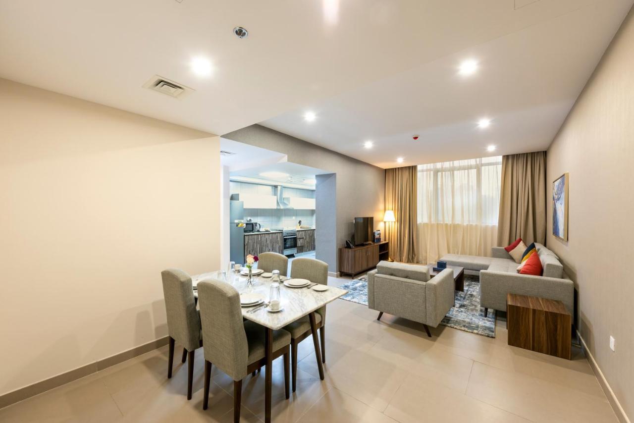 Luxe Grand Hotel Apartments 샤르자 외부 사진 A living room in a typical apartment