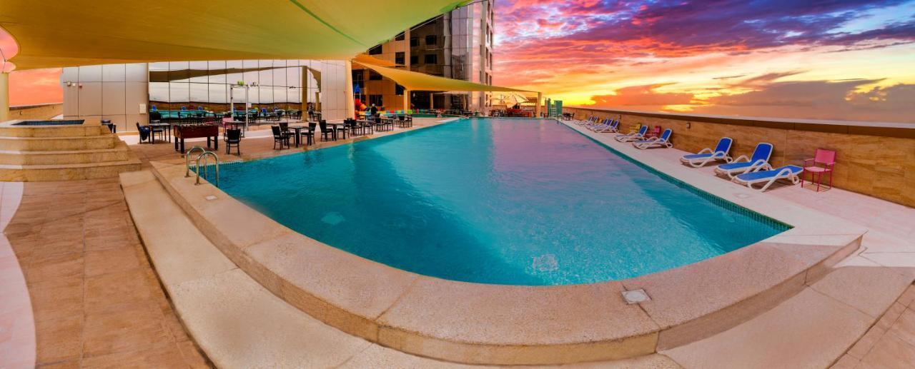 Luxe Grand Hotel Apartments 샤르자 외부 사진 The pool at the hotel