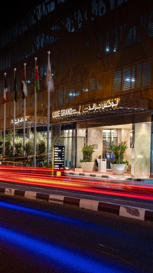 Luxe Grand Hotel Apartments 샤르자 외부 사진 The hotel's entrance