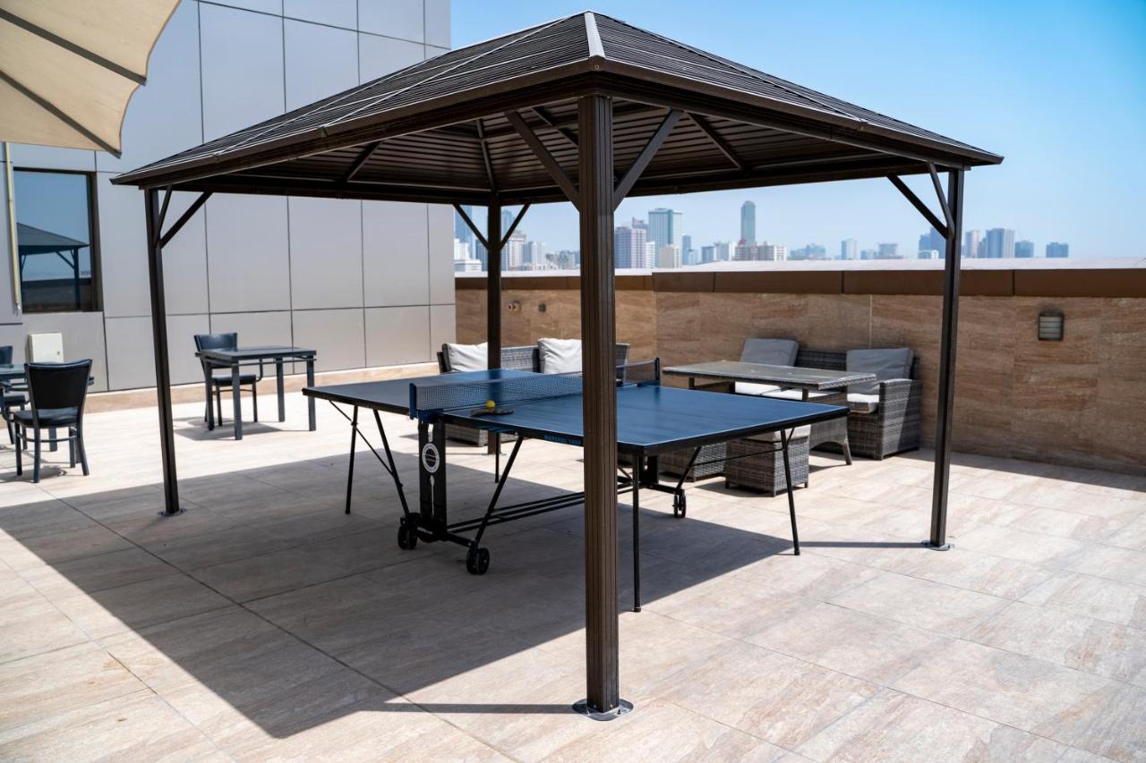 Luxe Grand Hotel Apartments 샤르자 외부 사진 A modern metal gazebo