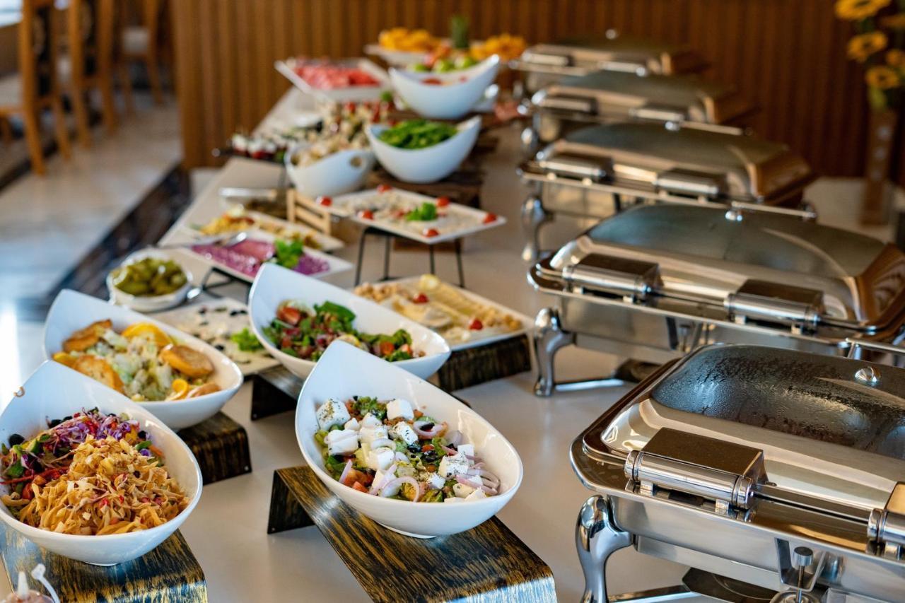 Luxe Grand Hotel Apartments 샤르자 외부 사진 A buffet at a hotel