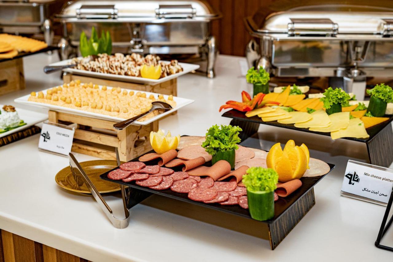 Luxe Grand Hotel Apartments 샤르자 외부 사진 A buffet at a hotel