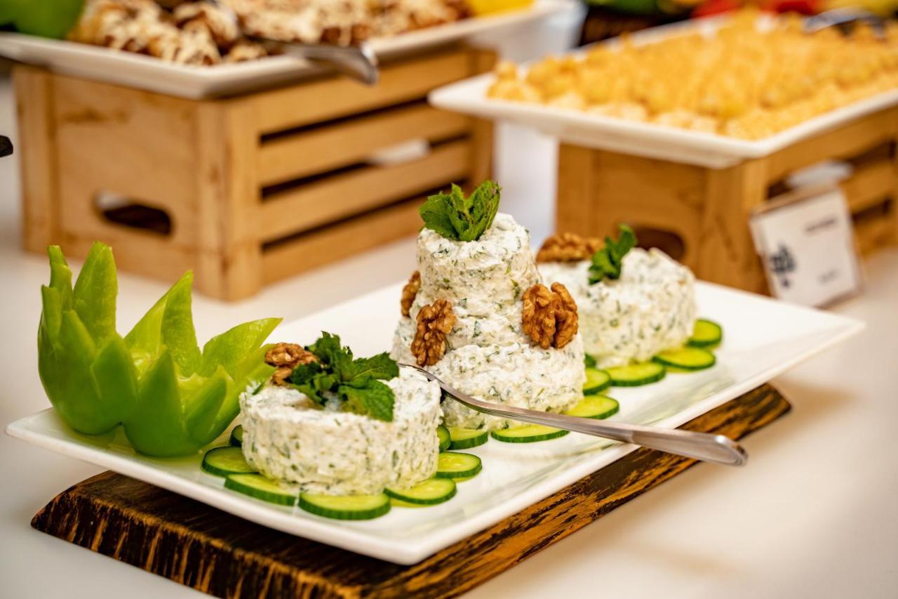 Luxe Grand Hotel Apartments 샤르자 외부 사진 Blue cheese with walnuts