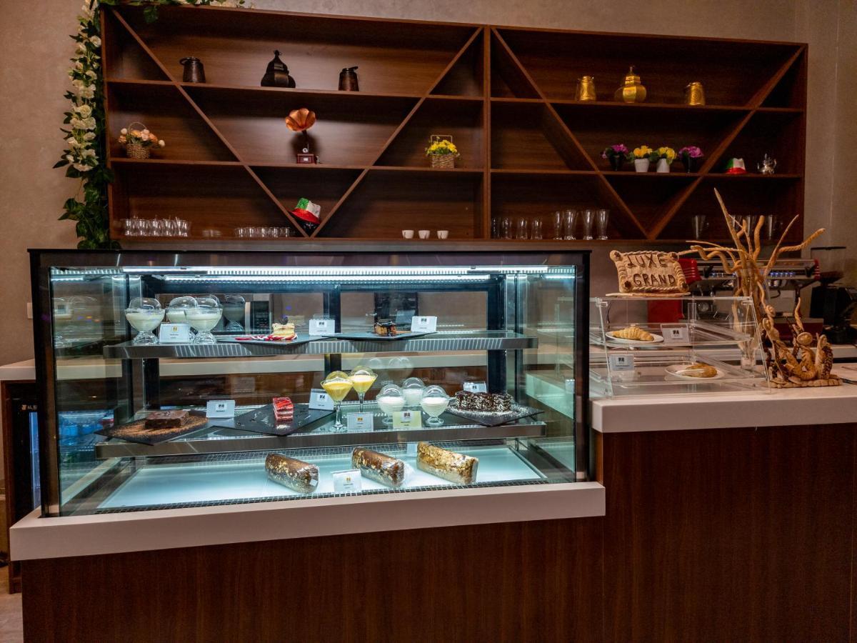 Luxe Grand Hotel Apartments 샤르자 외부 사진 A pastry display case