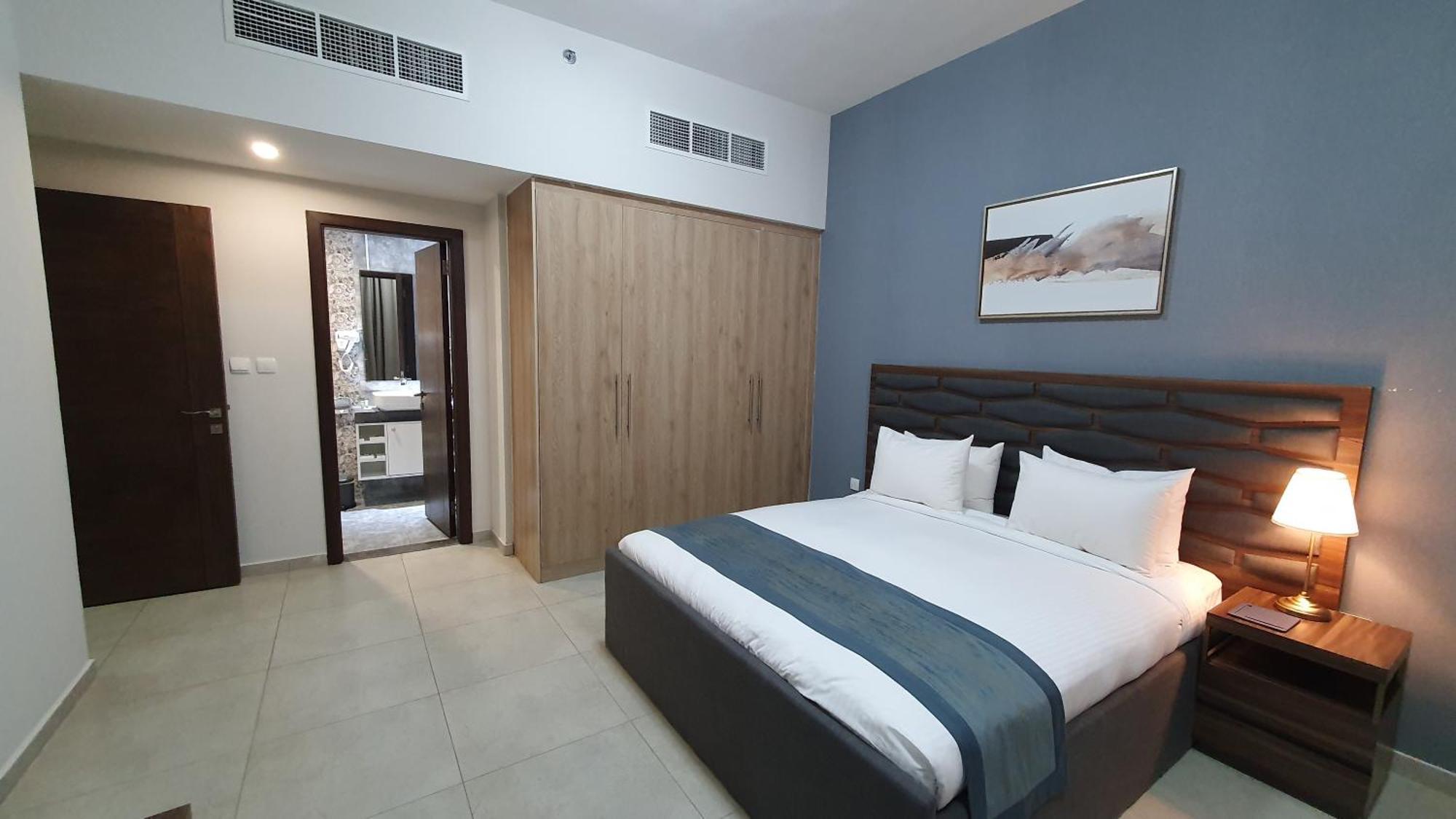 Luxe Grand Hotel Apartments 샤르자 외부 사진 A bedroom in a hotel