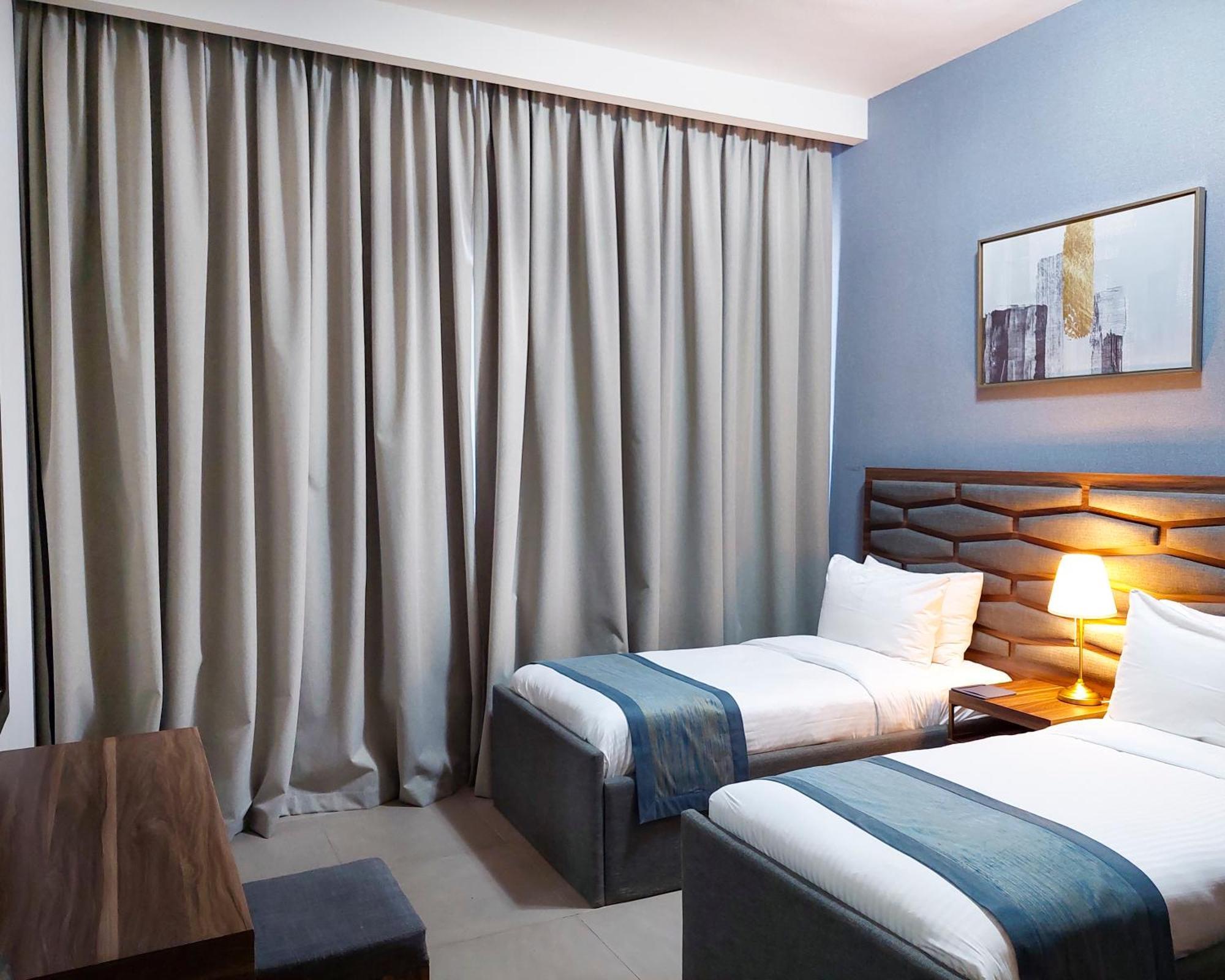 Luxe Grand Hotel Apartments 샤르자 외부 사진 A bedroom at the hotel