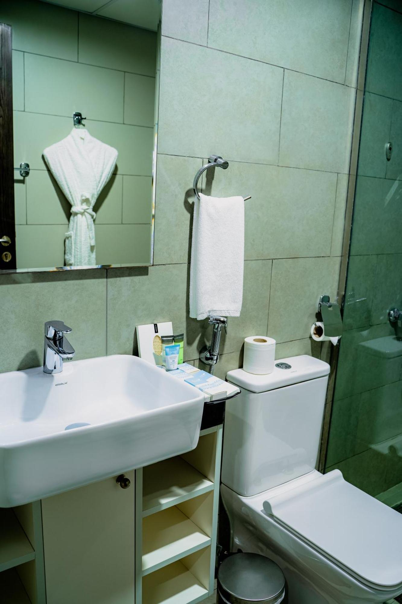 Luxe Grand Hotel Apartments 샤르자 객실 사진 Bathroom
