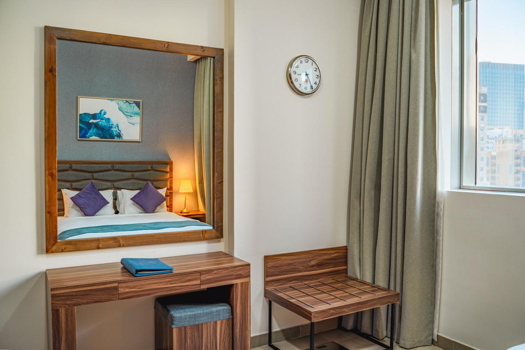 Luxe Grand Hotel Apartments 샤르자 객실 사진 A bedroom at the hotel